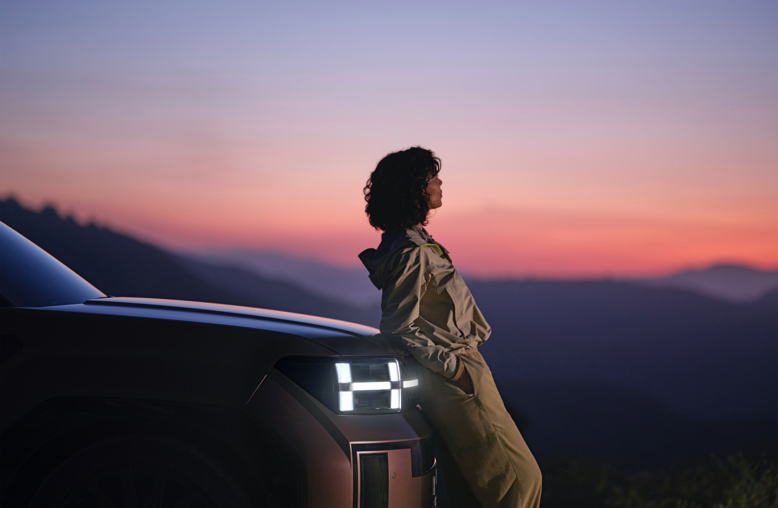 Femme posée contre sa voiture