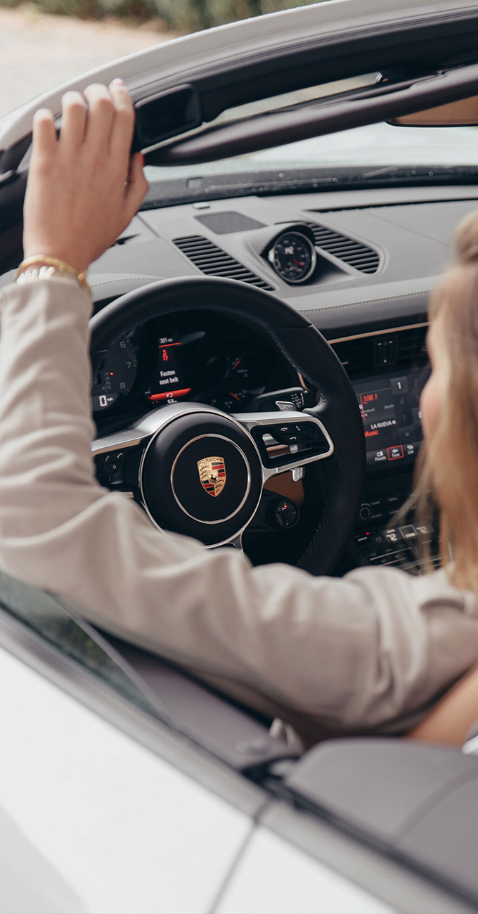 Femme conduisant une Porsche